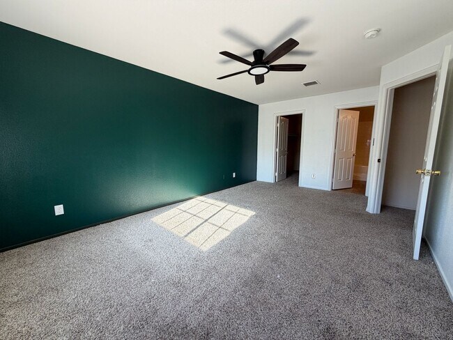 Building Photo - Gorgeous 3 bedroom Townhome ready for immediate move-in!