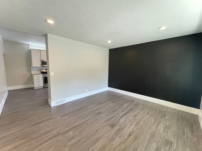 Building Photo - 2 Bed 2 Bath Provo House