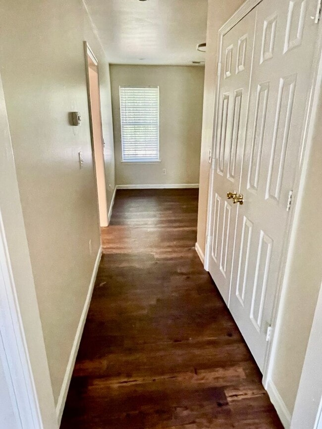 Building Photo - Spacious 4-bedroom, 2.5-bath home in Charlotte with convenient access to Uptown