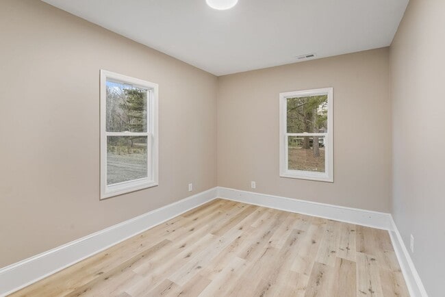 Building Photo - Freshly Remodeled 2 bedroom 1 bath in down...