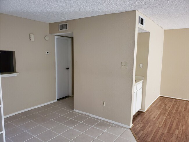 Building Photo - 6701 Sands Point Dr
