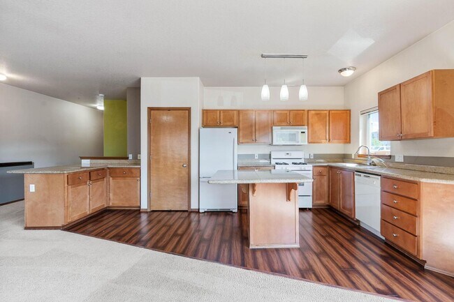 Building Photo - Immaculate 2-bdrm/2-bath, 2nd-floor, corner-unit condo in Bethany Village.  In-unit laundry, deed...