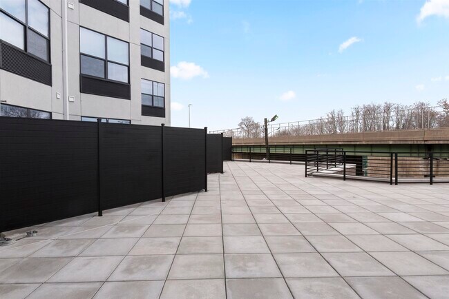 Building Photo - 175 W 7th St