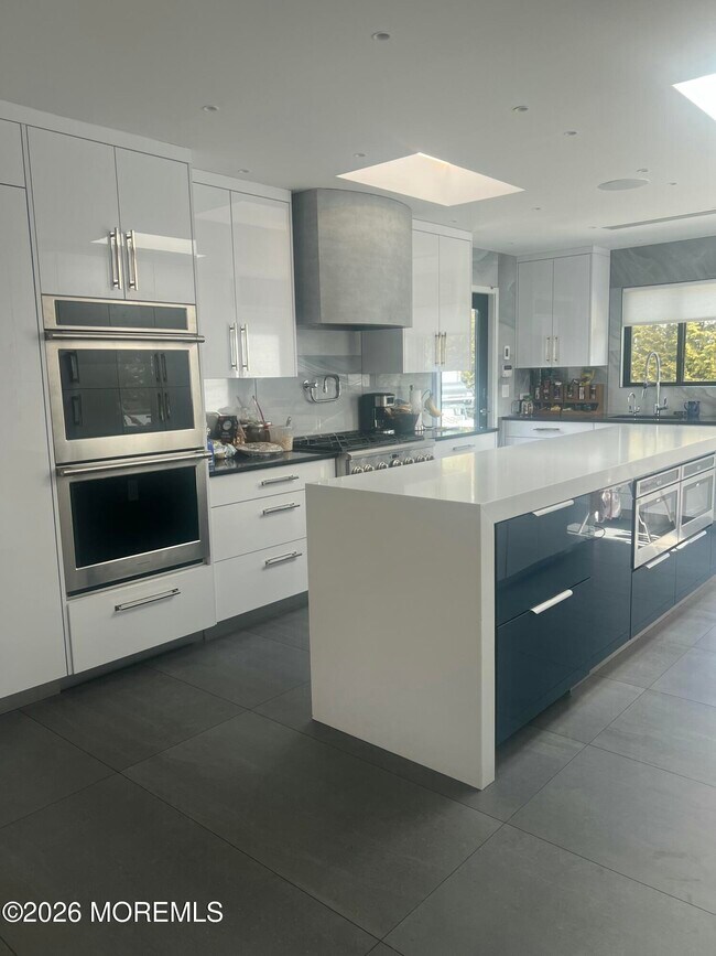 Building Photo - 825 Norwood Ave