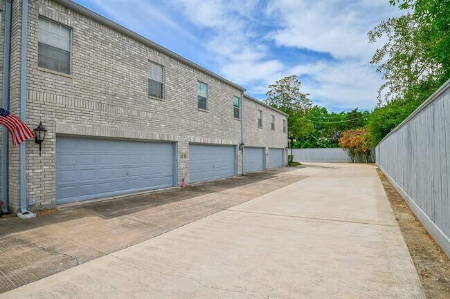 Building Photo - 306 Wilcrest Dr
