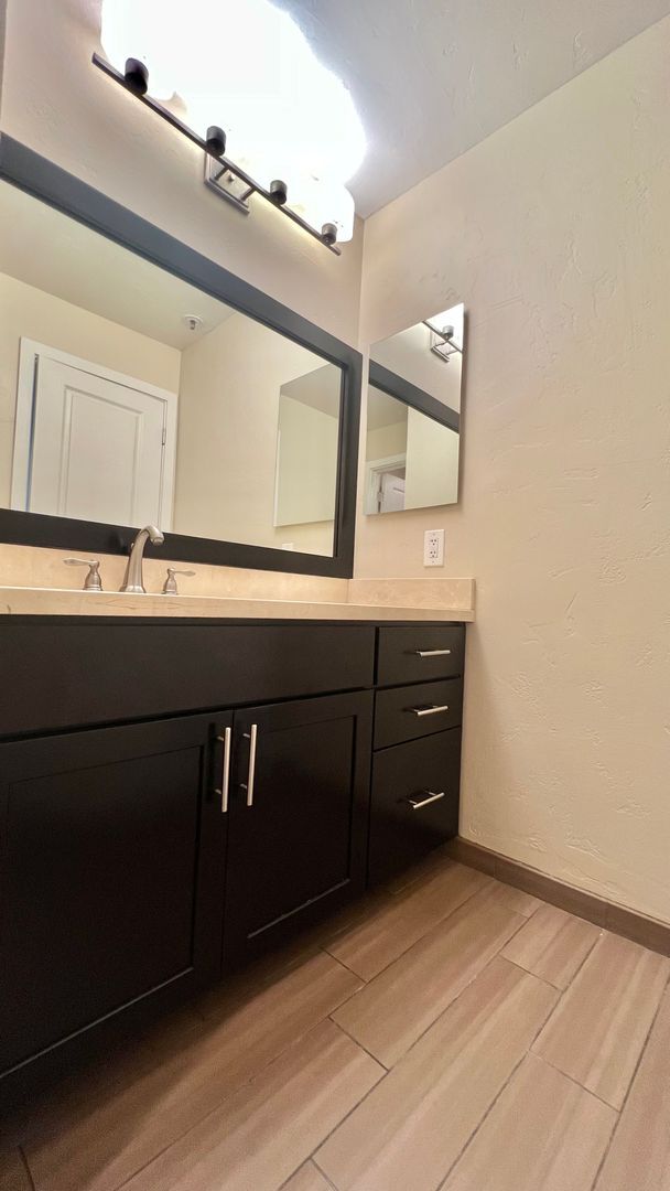 Building Photo - Top Floor Sweet and Spacious studio with resort style amenities and In-Unit Washer & Dryer!