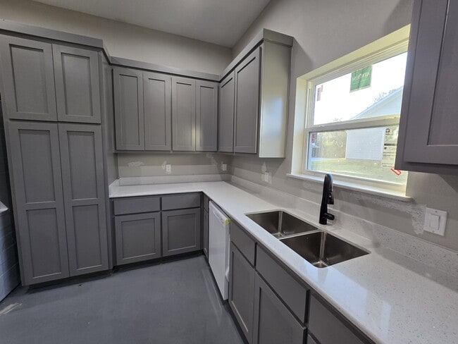 Building Photo - 2101 Lions Ln