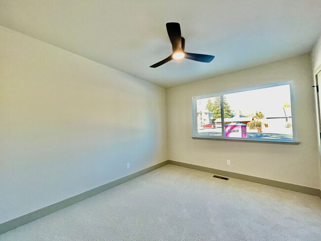 Building Photo - Spacious & Stunningly Remodeled Duplex in ...