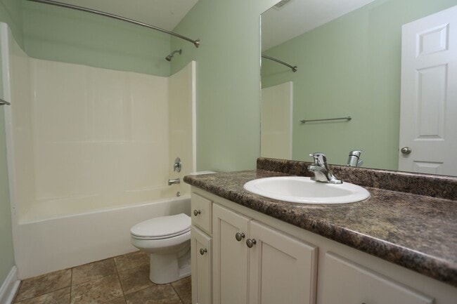 Building Photo - 3 Bedroom House close to Town!