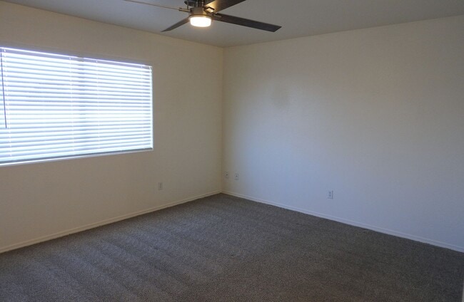 Building Photo - Beautiful 3+2 Corner Lot home near the Golf Course!