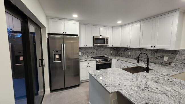 Building Photo - 2026 20th Ct