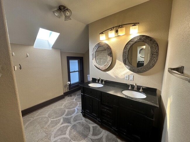 Building Photo - 2065 Emerson St