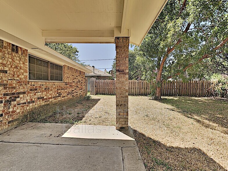 Building Photo - 2510 Valley View Dr
