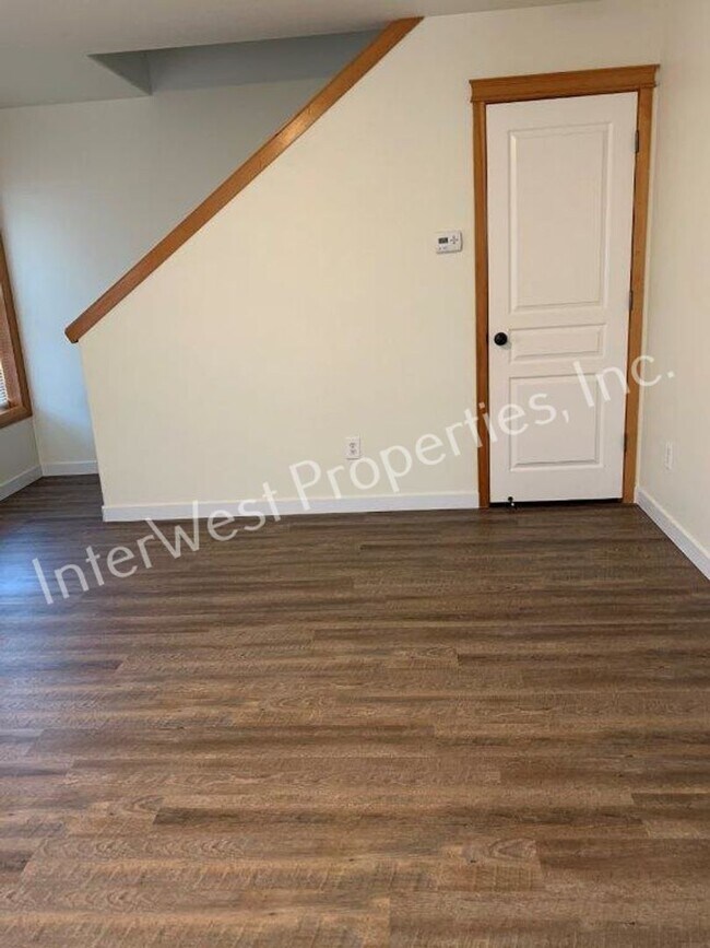 Building Photo - FLIK01-OPM