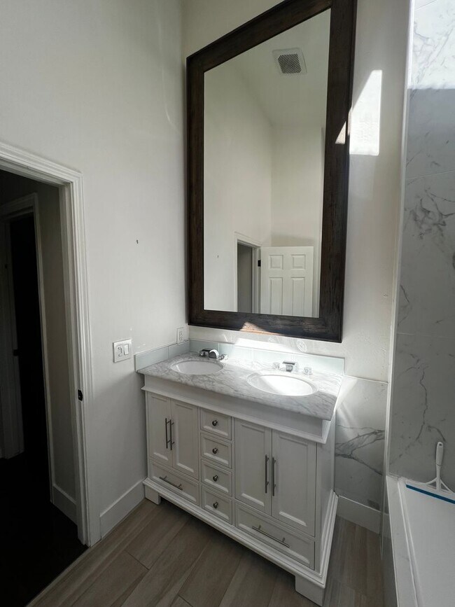 Building Photo - Remodeled Single Story 3 Bedroom/2 Bathroo...