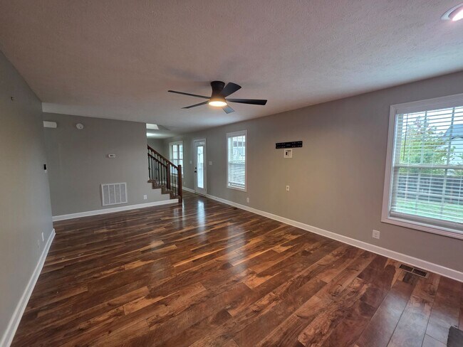 Building Photo - Pick Your Own Move-In Special!