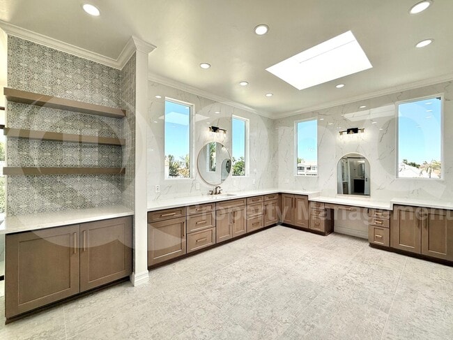 Building Photo - 1523 E Treasure Cove Dr