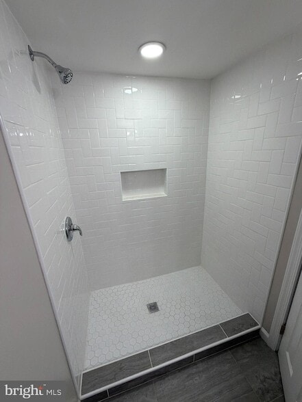 Building Photo - 229 Endsleigh Ave