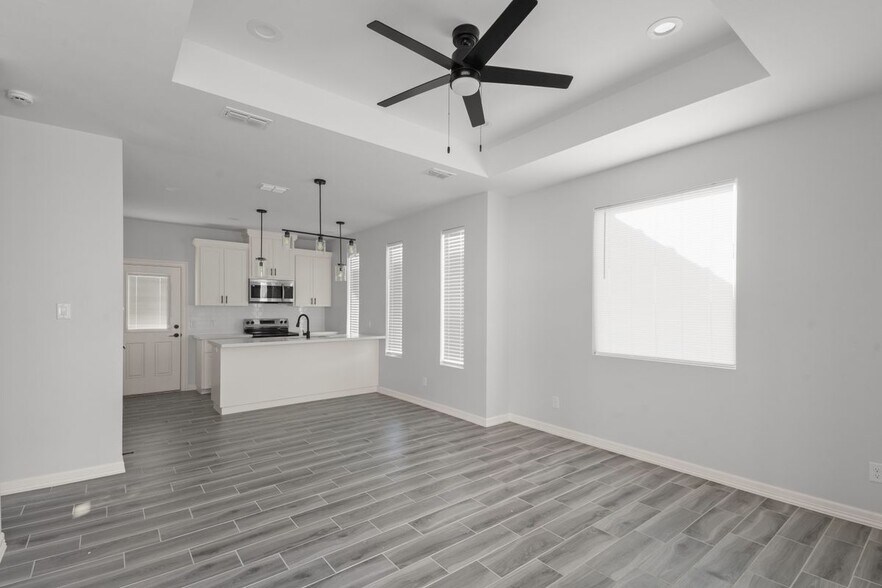 Building Photo - 504 N Onyx Ave