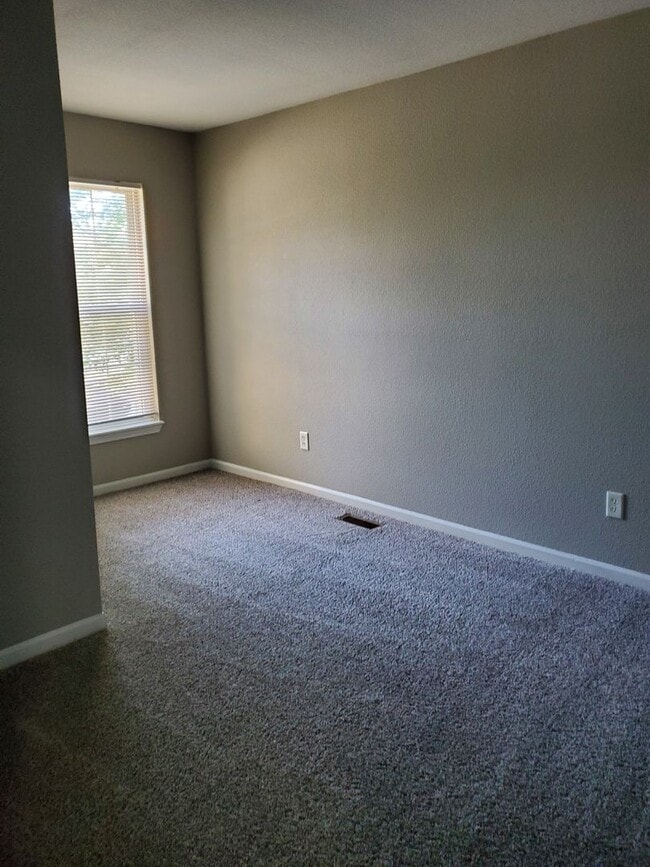 Building Photo - Oak Grove 3 bedroom 2 1/2 Bath Townhouse