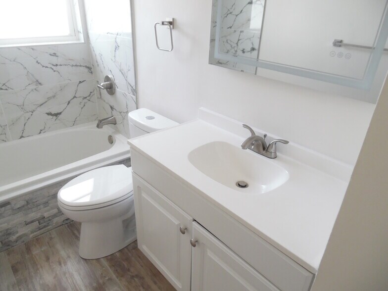 Building Photo - 1573 Biscayne Dr