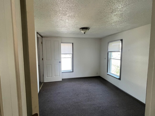 Building Photo - 560 8th Ave N