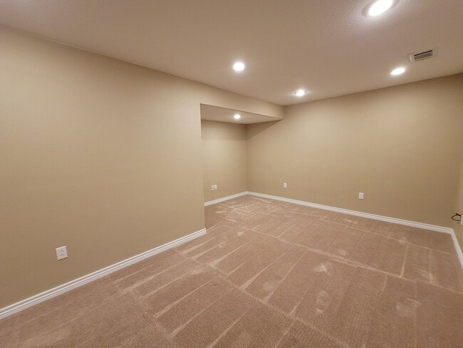 Building Photo - 5912 Kennedy Dr