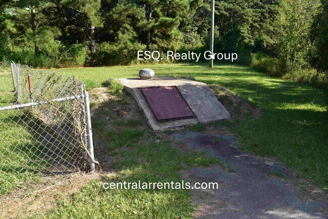 Building Photo - 16801 Cornfield Dr