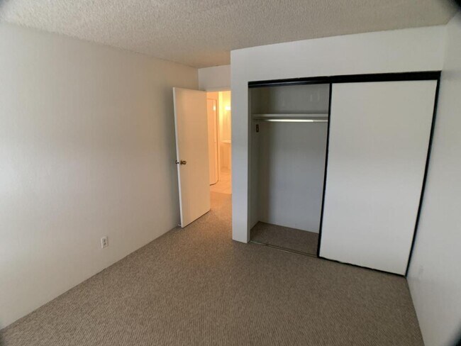 Building Photo - 1250 Golden Cir