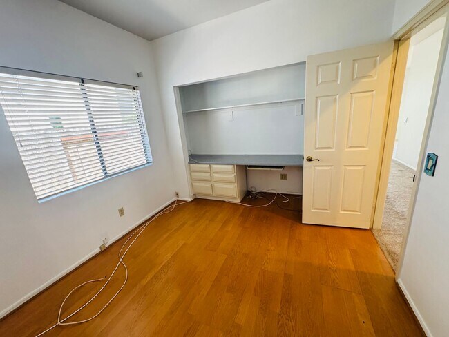 Building Photo - View Mission Oaks 4 Bedroom