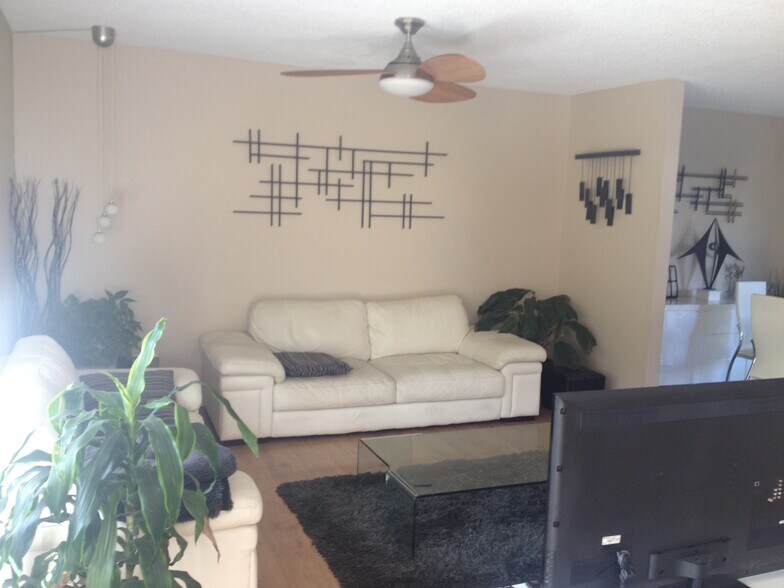 Building Photo - 933 Loma Ave