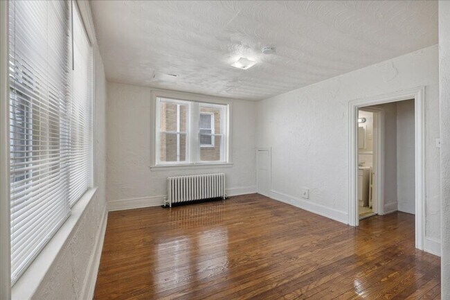 Building Photo - 33 S Iowa Ave