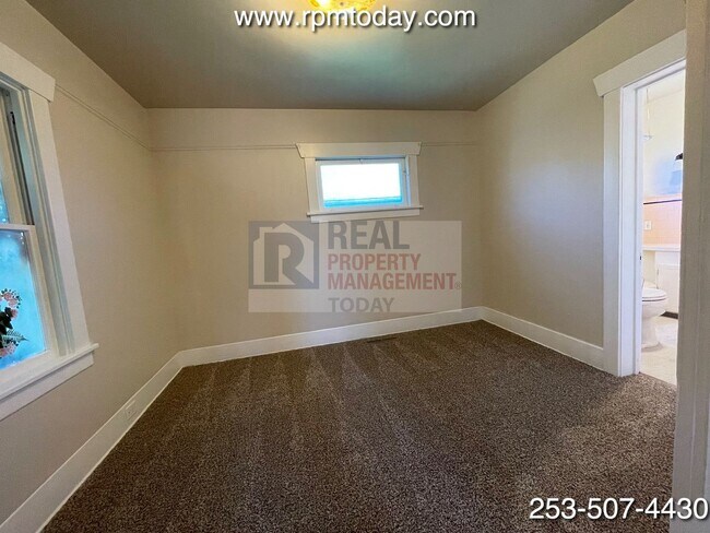 Building Photo - Fantastic Vintage Style 4 Bedroom Home in ...