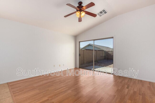 Building Photo - 1140 E Oak Rd