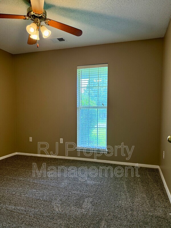 Building Photo - 6290 Oak Run Dr E