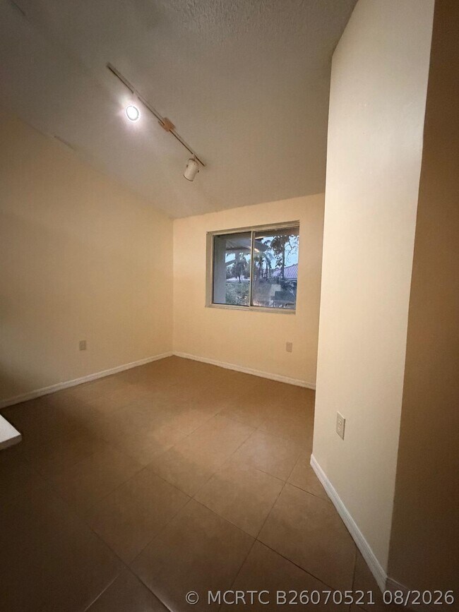Building Photo - 21202 Glenmoor Dr