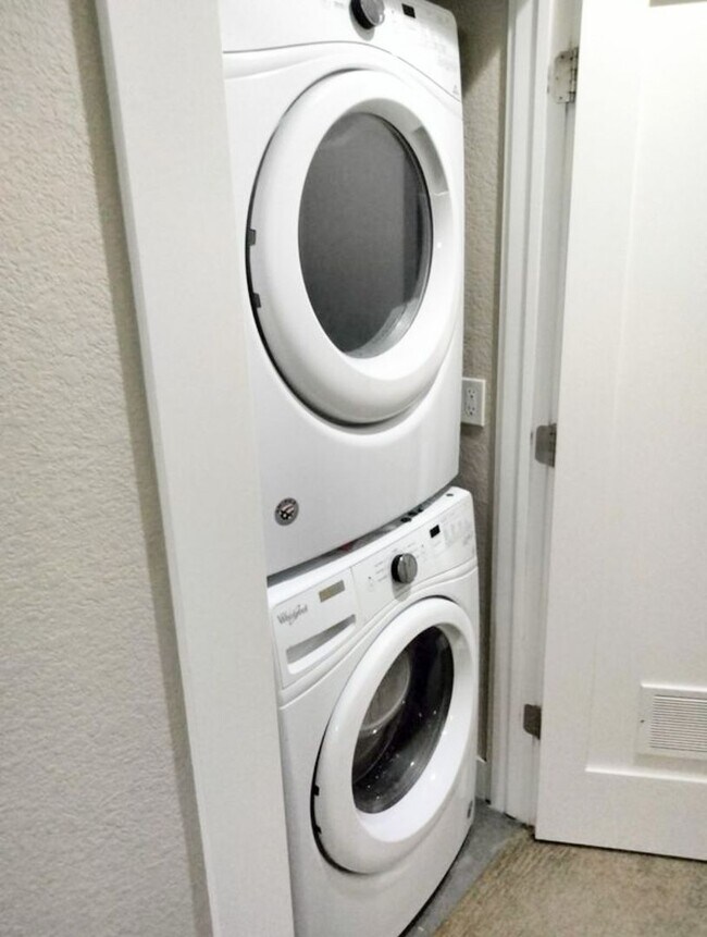 Building Photo - Beautiful 3 bedroom 2.5 bathroom condo MOVE IN SPECIAL