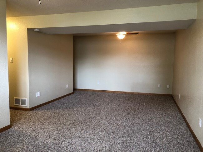 Building Photo - $1,125 - 3Bed/3Bath, House
