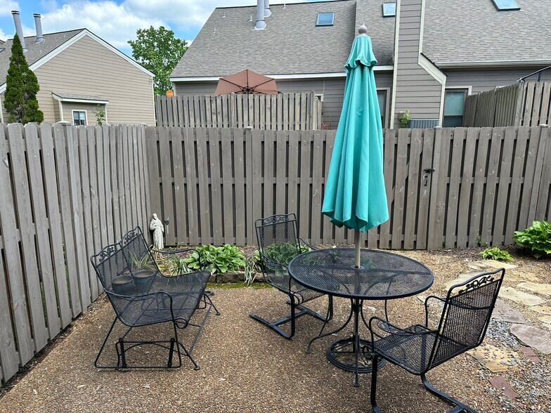 Building Photo - 616 Barlin Dr