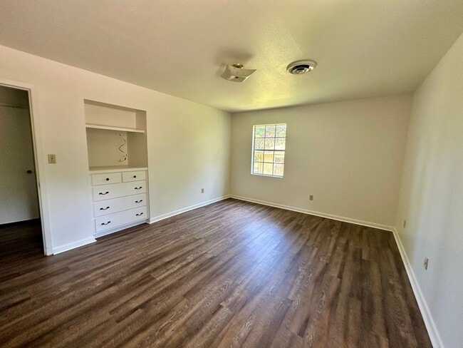 Building Photo - Very Spacious Home in North East Jackson!