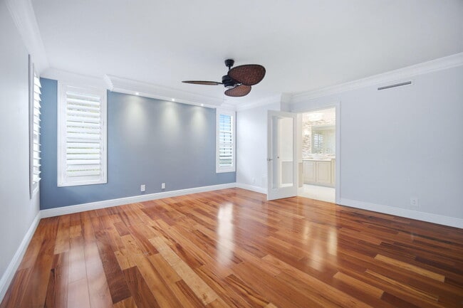 Building Photo - 2901 S Palm Aire Dr