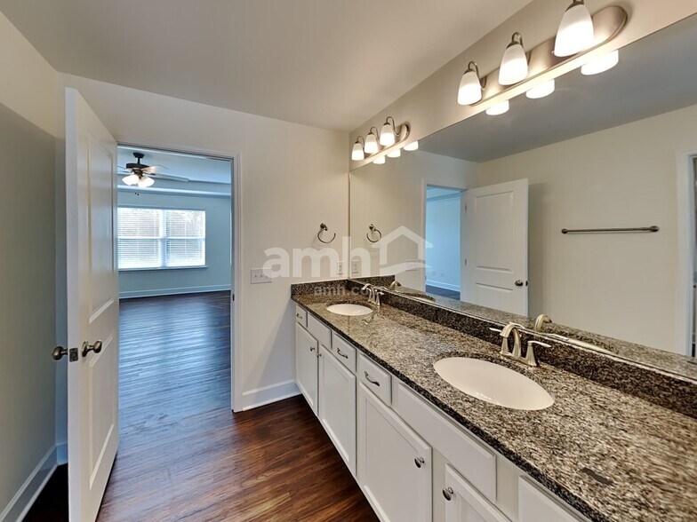 Building Photo - 3035 Esquire Dr