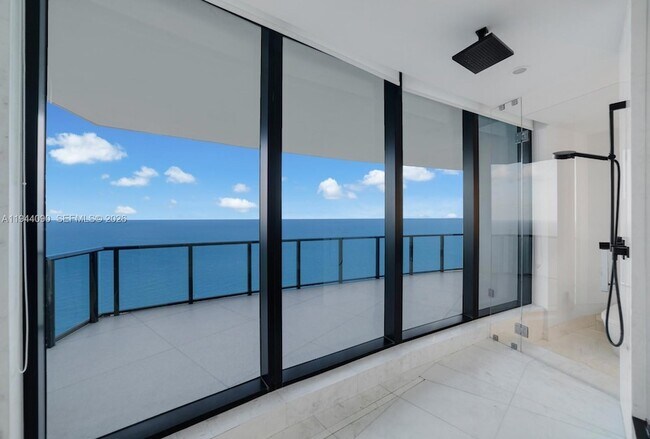 Building Photo - 18555 Collins Ave