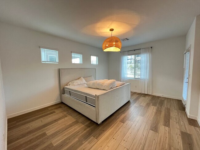 Building Photo - Stunning 3 Bedroom 3 Bathroom in Summerlin...
