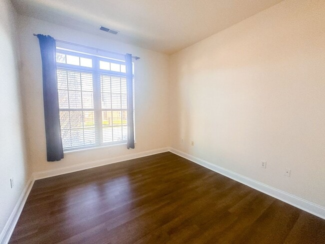 Building Photo - 450 E Ohio Unit 117