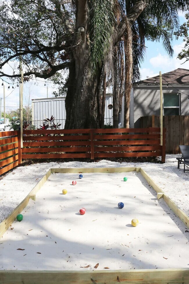 Building Photo - 102 W Emma St