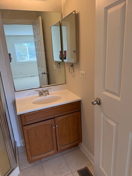 Building Photo - 681 Thorntree Ct