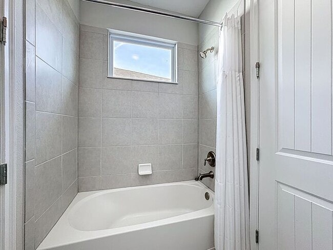 Building Photo - 8 Bedrooms 7 baths on a resort community