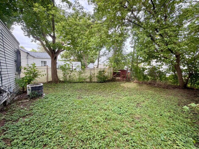 Building Photo - 801 Hubbard Ave