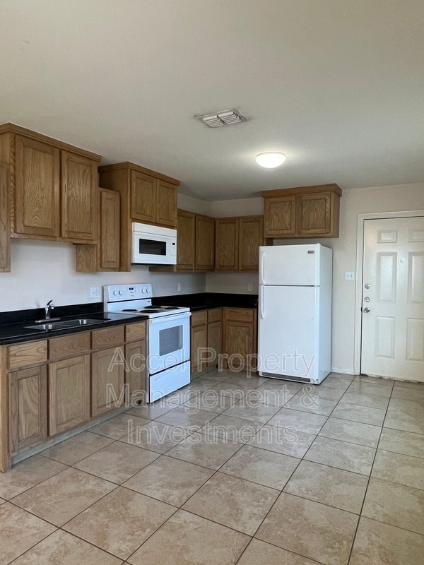 Building Photo - 415 W Pirul St